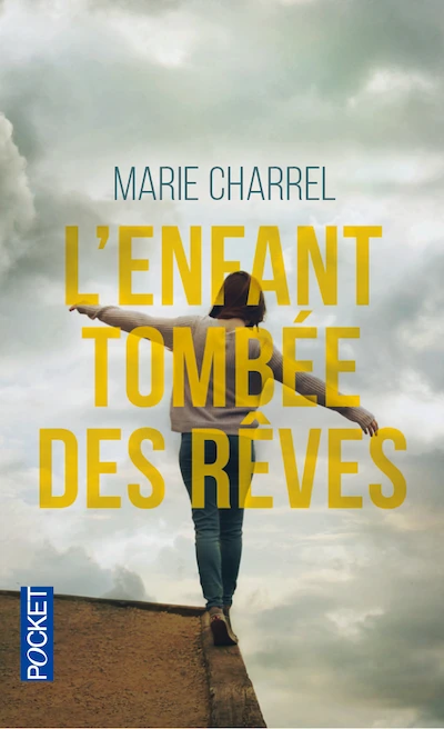Couverture de l'édition poche du roman « L'Enfant tombée des rêves » de Marie Charrel, Pocket